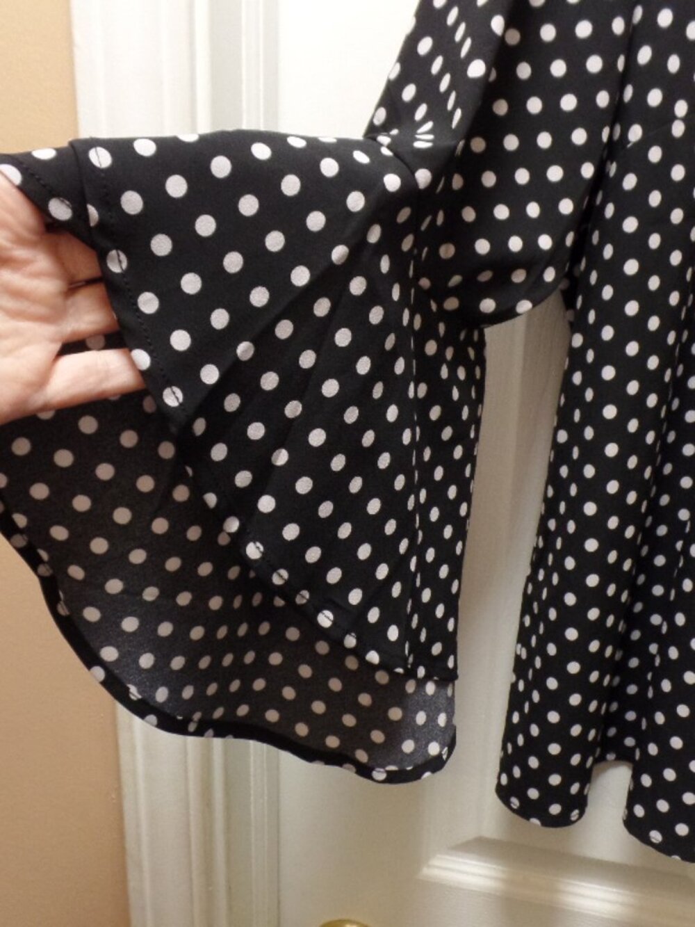 *NWoT* Belle by Kim Gravel XL 18 20 Polka Dot Printed Stretch Flutter Sleeve Top - Picture 3 of 7